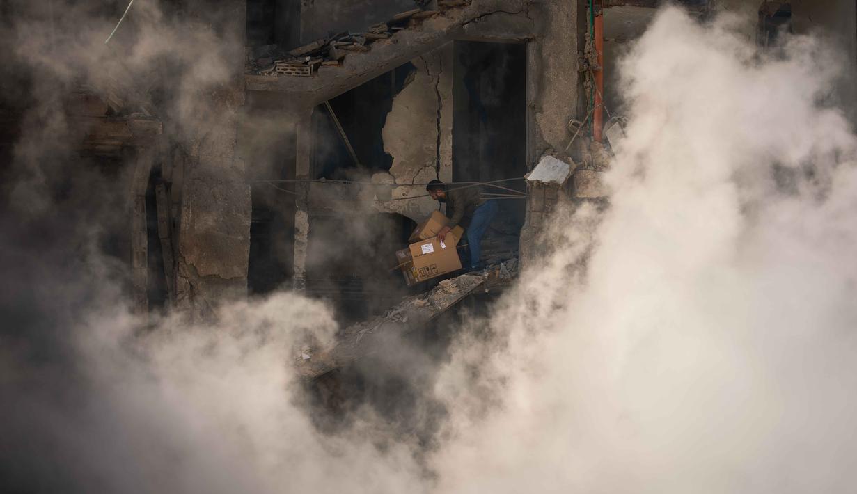 Otoritas Lebanon melaporkan bahwa serangan Israel yang terjadi pada Rabu (8/4/2026) telah menewaskan 254 orang serta melukai lebih dari 1.100 lainnya. Tampak dalam foto, seorang pria mengumpulkan barang-barang miliknya dari rumahnya yang hancur akibat serangan udara Israel sehari sebelumnya di Beirut, Lebanon, Kamis 9 April 2026. (AP Photo/Emilio Morenatti)