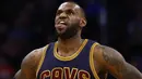 Pebasket Cleveland Cavaliers, LeBron James, tampak kecewa usai kalah dari Oklahoma City Thunder pada laga NBA di Chesapeake Energy Arena, Oklahoma, Amerika Serikat, Kamis (9/2/2017). (EPA/Larry W. Smith)