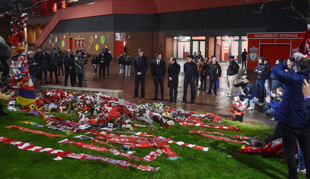 Pemain Real Madrid, Trent Alexander Arnold (kanan) bersama kepala hubungan masyarakat Real Madrid Emilio Butragueno, pelatih Real Madrid Xabi Alonso, dan pemain Real Madrid Dean Huijsen memberikan penghormatan untuk mendiang Diogo Jota di Anfield, Liverpool, Inggris, Senin, (03/11/2025) waktu setempat, menjelang pertandingan antara Liverpool melawan Real Madrid di Liga Champions. (AFP/Peter Powell)