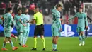 Reaksi kecewa pemain Barcelona, Marc Guiu (kedua kanan) setelah timnya kalah 2-3 pada laga lanjutan Grup H Liga Champions 2023/2024 di Bosuilstadion, Antwerp, Belgia, Kamis (14/12/2023) dini hari WIB. Meskipun kalah, Blaugrana berhasil lolos ke babak selanjutnya dengan predikat juara grup. (AFP/John Thys)