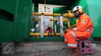 Petugas mengecek instalasi pipa metering regulating station (MRS) PT Perusahaan Gas Negara Tbk (PGN) di PT Lion Metal Works di Jakarta, (28/10/2015).Dengan melejitnya sektor Industri maka diperlukanannya energi yang memadai. (Liputan6.com/Angga Yuniar)