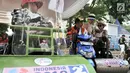 Pengunjung menggunakan jasa Ojek Disabilitas saat hendak menyaksikan pertandingan Asian Para Games 2018 di Gelora Bung Karno, Jakarta, Rabu (10/10). INAPGOC menyediakan sekitar 35 armada Ojek Disabilitas secara gratis. (Merdeka.com/Iqbal S. Nugroho)