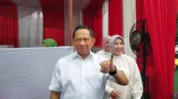 Menteri Dalam Negeri (Mendagri) Tito Karnavian mencoblos di Tempat Pemungutan Suara (TPS) 01 Widya Chandra, Senayan, Jakarta Selatan. Ini merupakan penggunaan hak suara perdananya usai pensiun dari jabatan Kapolri.