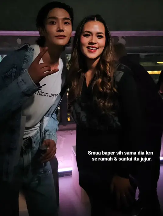 Adapula Rowoon yang hadir pula mengenakan denim on denim, dengan jaket dan celananya. Dipadukan tshirt putihnya. [@raisa6690]