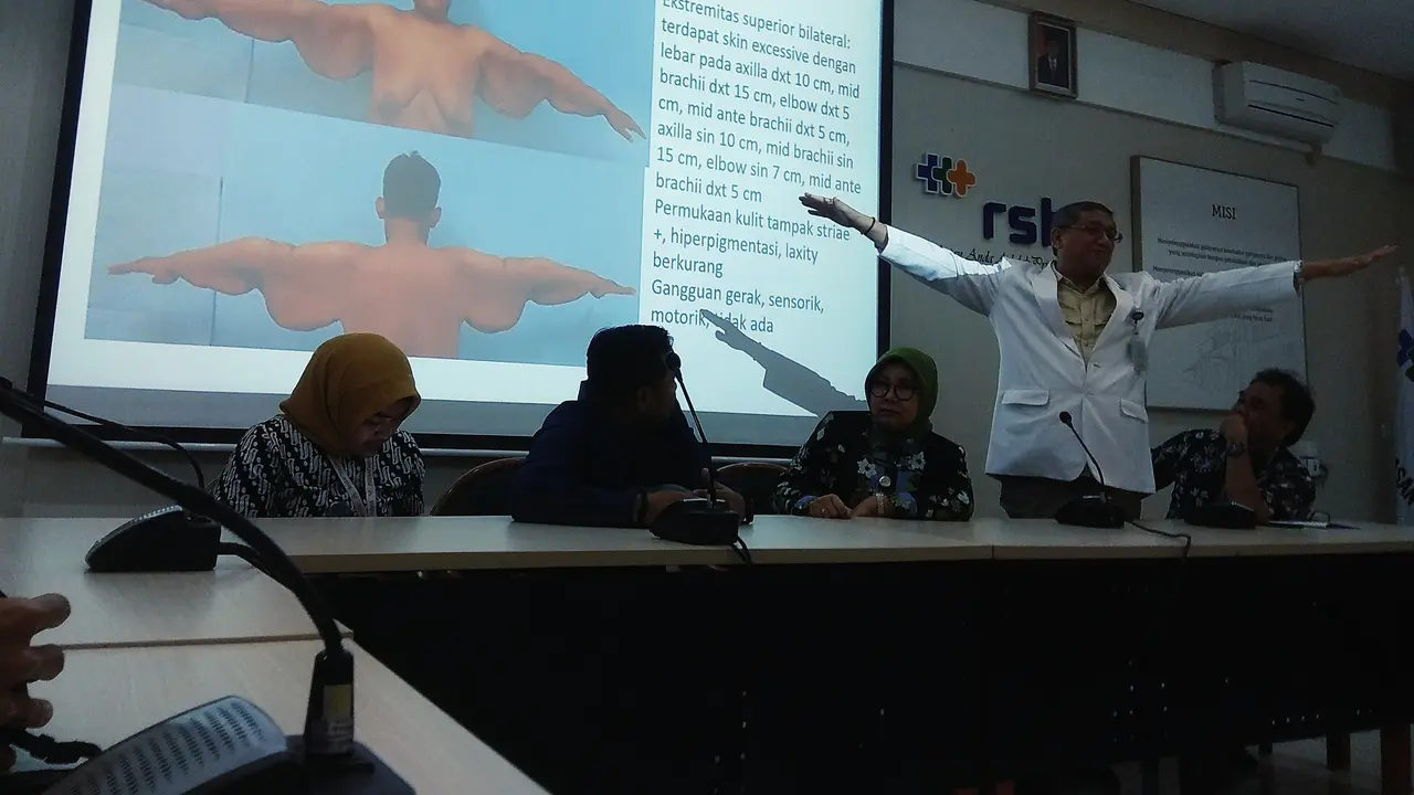 Ketua Tim Dokter Operasi Bedah Plastik Arya Permana, Hardisiswo Soedjana, memberikan penjelasan tahapan rencana operasi untuk pasien Arya Permana (Foto: Arie Nugraha/Liputan6.com)
