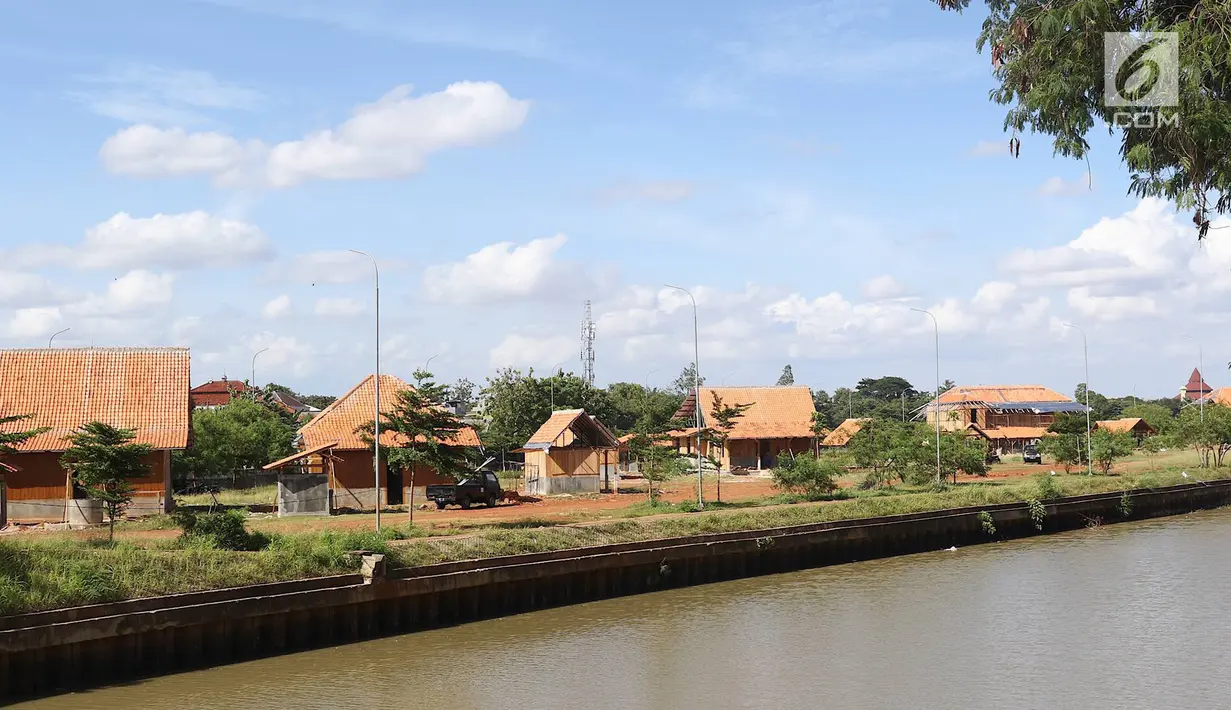 Pemandangan proyek pembangunan Perkampungan Budaya Betawi di tengah Setu Babakan, Jakarta, Kamis (3/1). Lokasi tersebut nantinya akan menjadi kawasan percontohan wisata halal. (Liputan6.com/Immanuel Antonius)