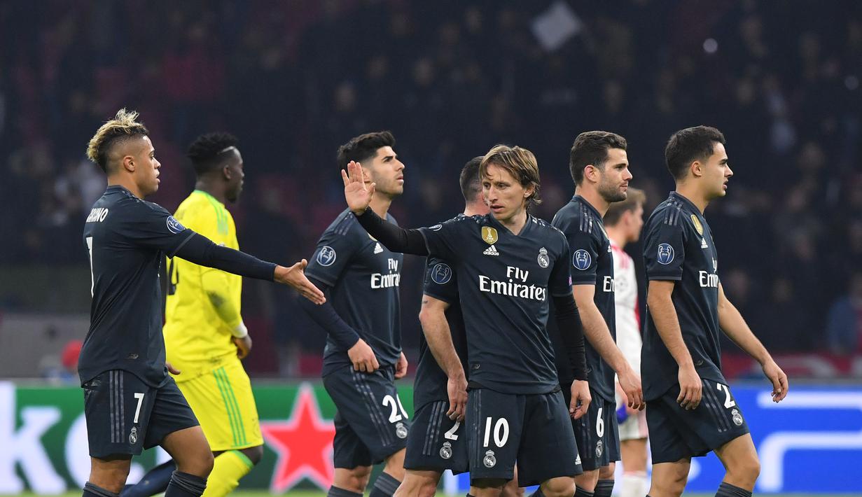 Perayaan gol kedua El Real dari Asensio lewat proses VAR pada leg 1, 16 besar Liga Champions yang berlangsung di stadion Amsterdam Arena, Amsterdam, Kamis (14/2). Real Madrid menang 2-1 atas Ajax. (AFP/Emmanuel Dunand)