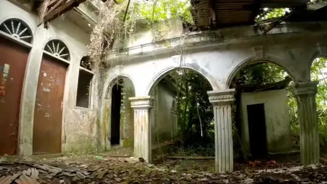 Suasana Mencekam Rumah Artis Senior Terbengkalai 30an Tahun, Ada Kuburan Korban Banjir Bandang di Halamannya