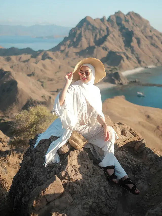 6 Gaya Simpel Dinda Hauw saat Honeymoon, Tetap Memesona