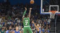 Pebasket Boston Celtics, Jaylen Brown, melepaskan tembakan saat melawan Orlando Magic pada laga NBA di Amway Center, Orlando, Minggu (5/11/2017). Magic kalah 88-104 dari Celtics. (AP/Willie J Allen Jr)