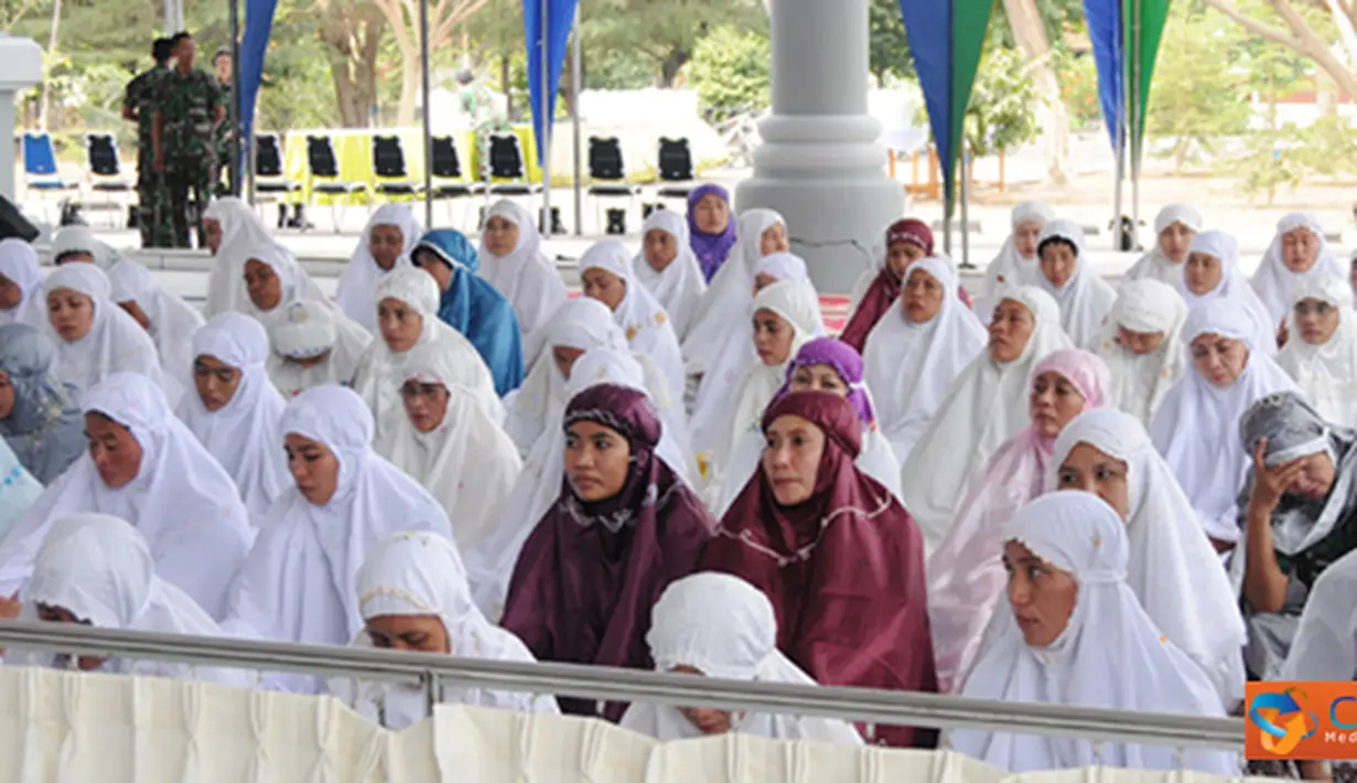 Citizen6, Surabaya: Peserta sholat taubat dan sholat istiqosah dari Kowal dan PNS Wanita, dalam rangka menyambut Ramadhan di Masjid Ibadurrahman Kesatrian Bumimoro Kobangdikal, Surabaya, Rabu, (18/7). (Pengirim: Penkobangdikal).