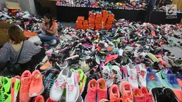 Pengunjung memilih produk yang ditawarkan dalam diskon sepatu bermerek Nike di Mal Grand Indonesia, Jakarta, Rabu (23/8). Diskon besar-besaran itu berlangsung sejak 21 hingga 27 Agustus 2017 mendatang. (Liputan6.com/Immanuel Antonius)