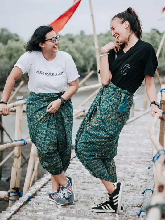 Nadine juga salah satu wanita Indonesia yang sering melakukan kegiatan sosial. Saperti di foto ini, ia sedang berada di sebuah pulau. Coba lihat tampilannya kece banget dengan kain ikat, kaos oblong dan sneakersnya. (Instagram/nadinelist)