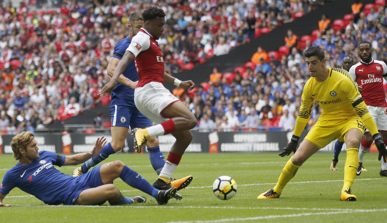 Gelandang Arsenal, Alex Iwobi, menghindari kepungan pemain Chelsea pada laga Community Shield di Stadion Wembley, London, Minggu (6/8/2017). Arsenal berhasil menang 4-1 melalui adu penalti atas Chelsea. (AP/Frank Augstein)