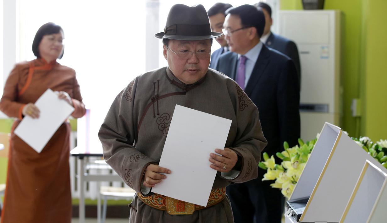 Presiden Mongolia Tsakhiagiin Elbegdorj usai memberikan suaranya dalam pemilihan parlemen di sebuah TPS di Ulaanbaatar, Mongolia, Rabu (29/6). Tsakhiagiin Elbegdorj jadi pusat perhatian awak saat hadir dalam pemilihan parlemen. (REUTERS/Jason Lee)