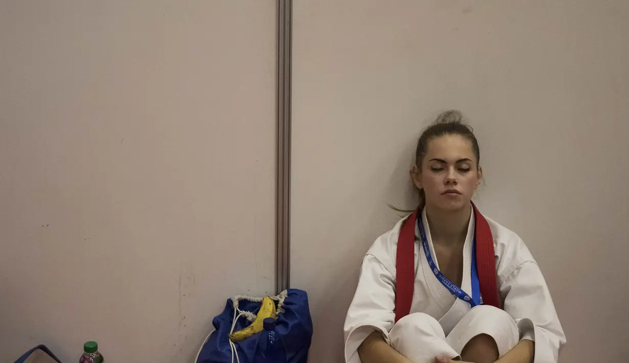 Seorang karateka tampak lelah usai bertanding pada Kejuaraan Dunia Karate Junior, Cadet, dan U-21 2015. (Bola.com/Vitalis Yogi Trisna)