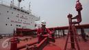 Pekerja melakukan pengecekan kapal M.T Jhon Caine yang digunakan untuk menyuplai BBM di Terminal BBM Panjang, Bandar Lampung, Selasa (6/10/2015). Terminal BBM Panjang akan menjadi Integrated End to End Pertama di Indonesia. (Liputan6.com/Angga Yuniar)