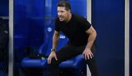 Pelatih Atletico Madrid asal Argentina, Diego Simeone, mengamati para pemainnya dari pinggir lapangan selama pertandingan Liga Spanyol antara Deportivo Alaves dan Club Atletico de Madrid di Stadion Mendizorroza, Vitoria, pada 30 Agustus 2025. (ANDER GILLENEA/AFP)