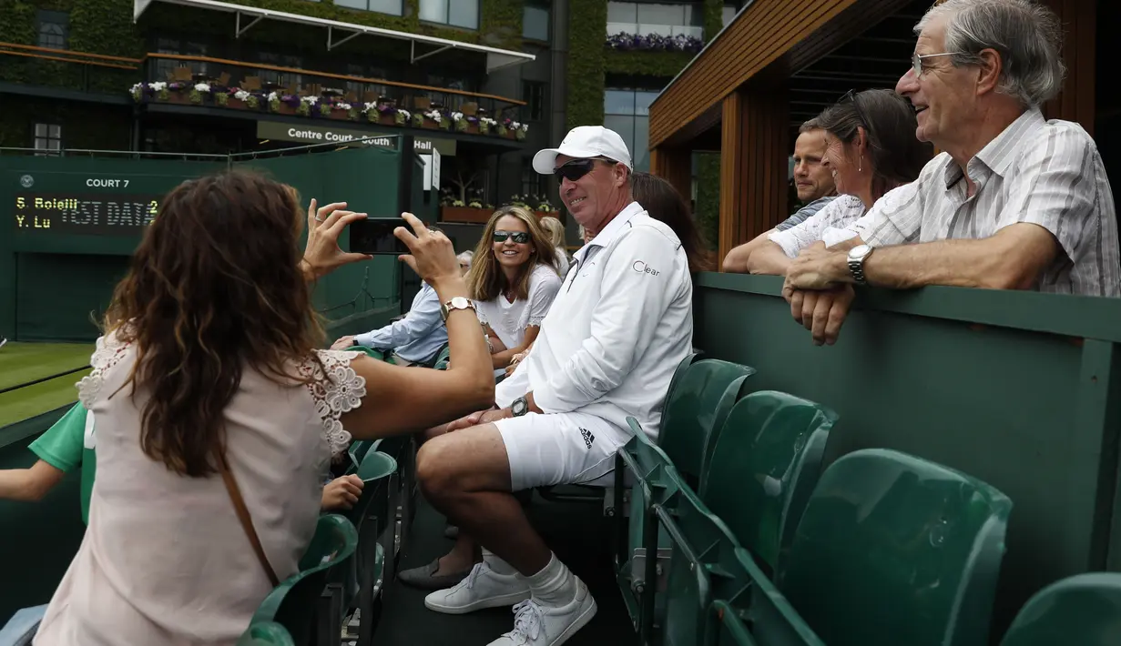 Ivan Lendl (tengah), pelatih dari petenis Inggris Raya, Andy Murray berfoo bersama penonton di  Wimbledon tennis club, London, (1/7/2017). Turnament Wimbledon 2017 akan berlangsung pada  3-16 Juli 2017. (AFP/Adrian Dennis)