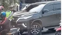 Pengemudi Toyota Fortuner menyeruduk anggota polisi saat bertugas mengatur arus lalu lintas di Traffic Light Cengkareng Barat, Jakarta Barat. (tangkapan layar dari akun instagram @infojkt24)