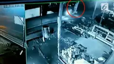 Sosok pocong terlihat sangat jelas sedang berdiri di atas motor yang sedang melaju.