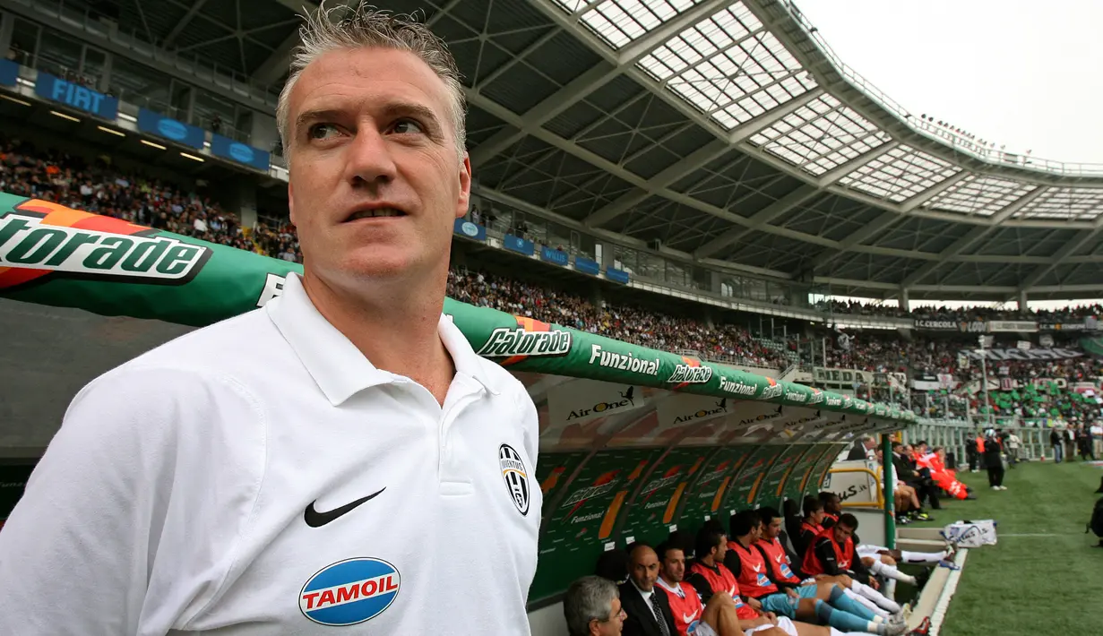 Didier Deschamps. Eks gelandang berusia 53 tahun yang pensiun pada Juli 2001 bersama Valencia dan sejak Juli 2012 dipercaya membesut Timnas Prancis ini tercatat sebagai peraih 3 gelar scudetto saat berseragam Juventus. Ketiganya diraih pada musim 1994/1995, 1996/1997 dan 1997/1998. Ia juga sempat dipercaya menakhodai juventus selama semusim saat bermain di Serie B pada musim 2006/2007 akibat kasus Calciopoli dan sukses mengembalikan Juventus ke Serie A usai menjuarai Serie B pada musim tersebut. (AFP/Paco Serinelli)