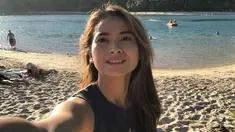 Acha Septriasa yang kini menetap di Australia kerap menunggah momen dirinya mengunjungi pantai. Melepas penat, gayanya pun begitu modis. (Liputan6.com/IG/@septriasaacha)
