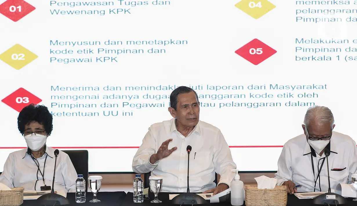 Ketua Dewan Pegawas KPK Tumpak Hatorangan Panggabean (tengah) bersama para anggota Syamsuddin Haris, Harjono, Albertina Ho dan Indriyanto Seno menyampaikan konferensi pers di Gedung ACLC KPK, Jakarta, Senin (9/1/2022). Keterangan pers tersebut terkait laporan akhir tahun Dewan Pengawas (Dewas) Komisi Pemberantasan Korupsi (KPK). (Liputan6.com/Johan Tallo)