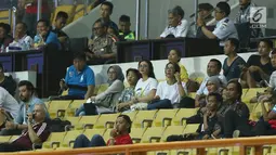 Artis Ariel Tatum (tengah) duduk di tribun menyaksikan laga Persija melawan Sriwijaya FC pada lanjutan Liga 1 Indonesia di Stadion Wibawa Mukti, Cikarang Kab Bekasi, Jumat (16/6). Persija unggul 1-0. (Liputan6.com/Helmi Fithriansyah)