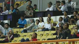 Artis Ariel Tatum (tengah) duduk di tribun menyaksikan laga Persija melawan Sriwijaya FC pada lanjutan Liga 1 Indonesia di Stadion Wibawa Mukti, Cikarang Kab Bekasi, Jumat (16/6). Persija unggul 1-0. (Liputan6.com/Helmi Fithriansyah)