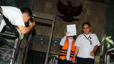 Tersangka Memi istri dari Direktur Utama CV Semesta Berjaya, Xaveriandy Susanto penyuap Irman Gusman usai diperiksa  di Gedung KPK, Jakarta, Rabu (4/10). Memi menutup wajahnya usai diperiksa KPK. (Liputan6.com/Helmi Afandi)
