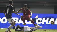 Gelandang Timnas Indonesia, Febri Hariyadi, menghindari tekel pemain Kamboja pada laga persahabatan di Stadion Patriot, Bekasi, Rabu (4/10/2017). Indonesia menang 3-1 atas Kamboja. (Bola.com/Vitalis Yogi Trisna)