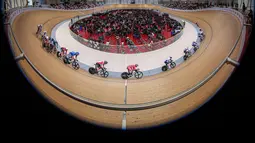 Sejumlah pebalap sepeda berkompetisi pada nomor omnium scratch race putra UCI Track Nations Cup 2023 yang berlangsung di Jakarta International Velodrome, Rawamangun, Jakarta, Sabtu (25/02/2023). (Bola.com/Bagaskara Lazuardi)