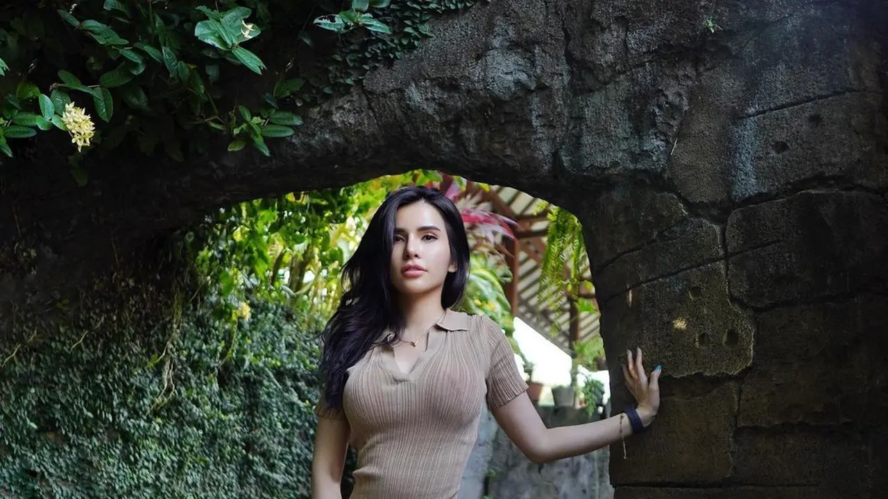 Potret Terbaru Maria Vania, Pose Selonjaran di Karpet Bikin Pria Susah Kedip