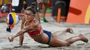 Atlet Voli Pantai asal Polandia, Kinga Kolosinska berusaha mengambil bola saat berlaga di Olimpiade Rio 2016, Brasil pada 13 Agustus 2016. (REUTERS / Adrees Latif)