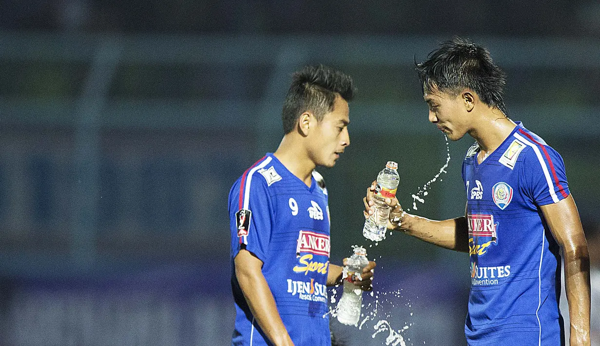 Striker Arema Cronus, Samsul Arif (kiri) beristirahat saat water break pada laga perempat final Piala Presiden 2015 melawan Bali United di Stadion Kanjuruhan, Malang, Sabtu (19/9/2015). (Bola.com/Vitalis Yogi Trisna)