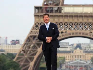 Aktor ganteng, Tom Cruise berpose setibanya di World premiere film terbarunya, Mission: Impossible Fallout di Paris, Kamis (12/7). Mission: Impossible 6 tersebut merupakan sekuel salah satu film yang paling dinantikan tahun ini. (AP/Thibault Camus)
