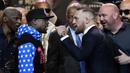 Sadar akan keadaan ini, McGregor berlatih keras hingga Agustus. Mantan juara dua kelas UFC itu melakukan sparring bersama John Kavanagh. (AFP/Gene Blevins)