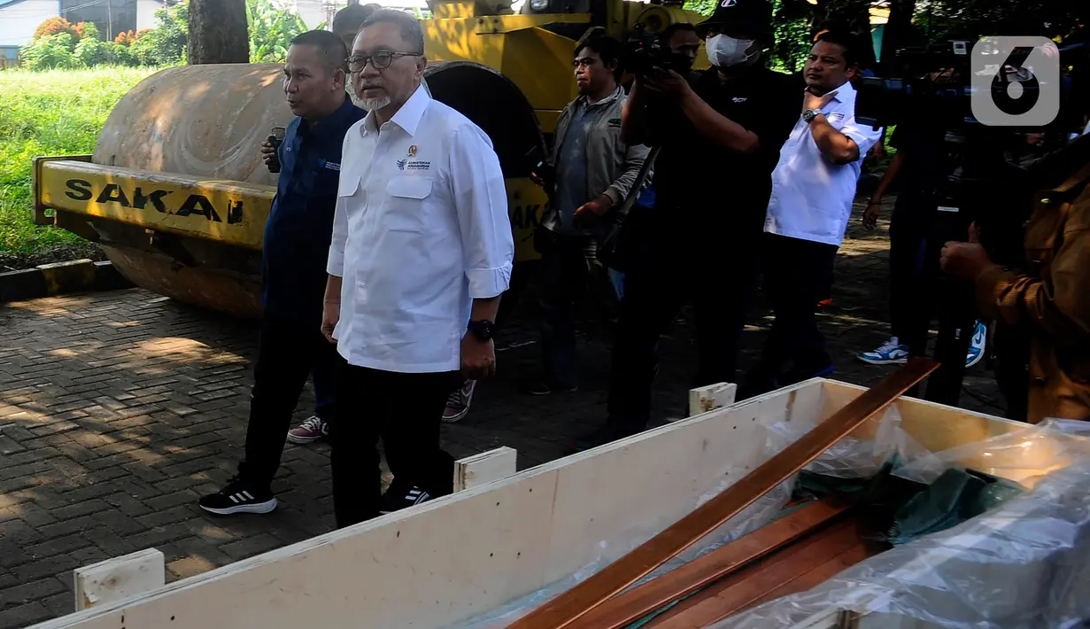 Pemusnahan ini sebagai respons atas tanggung jawab Kemendag dalam mengatasi maraknya produk impor ilegal. (merdeka.com/Arie Basuki)