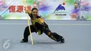Atlet Wushu Indonesia, Juwita Niza WA saat beraksi di kelas Taulo Womens Nangun Kejuaraan Dunia Wushu ke-13 di Istora Senayan Jakarta, Selasa (17/11/2015). Juwita meraih emas dengan total poin 9.58. (Liputan6.com/Helmi Fithriansyah)