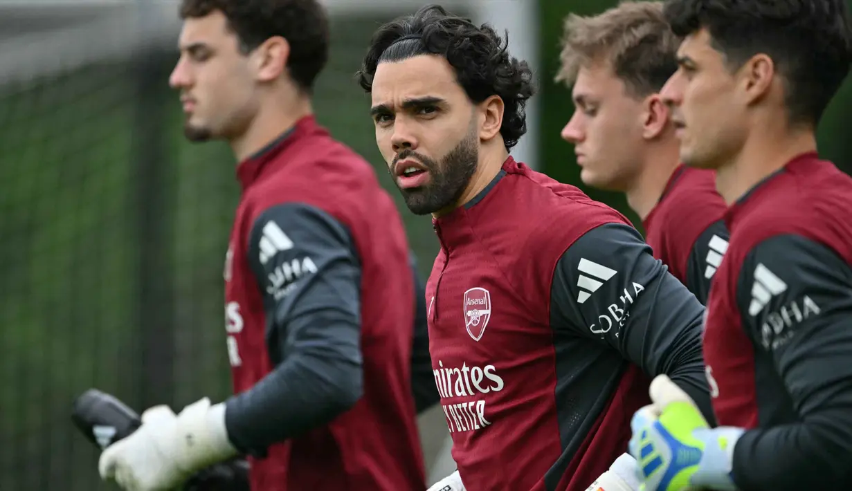Kiper Arsenal asal Spanyol, David Raya (tengah) tiba untuk mengikuti sesi latihan tim di London Colney, utara London, pada Senin 4 Mei 2026. Arsenal dan Atletico Madrid akan menjalani laga hidup-mati pada leg kedua semifinal Liga Champions 2025/2026. (Glyn KIRK/AFP)
