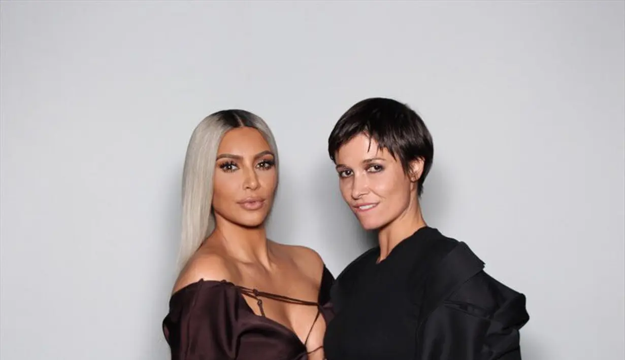 Kim Kardashian pun memamerkan kedekatannya dengan Cassandra Grey di ulang tahun Ellen DeGeneres. (Twitter/KimKardashian)