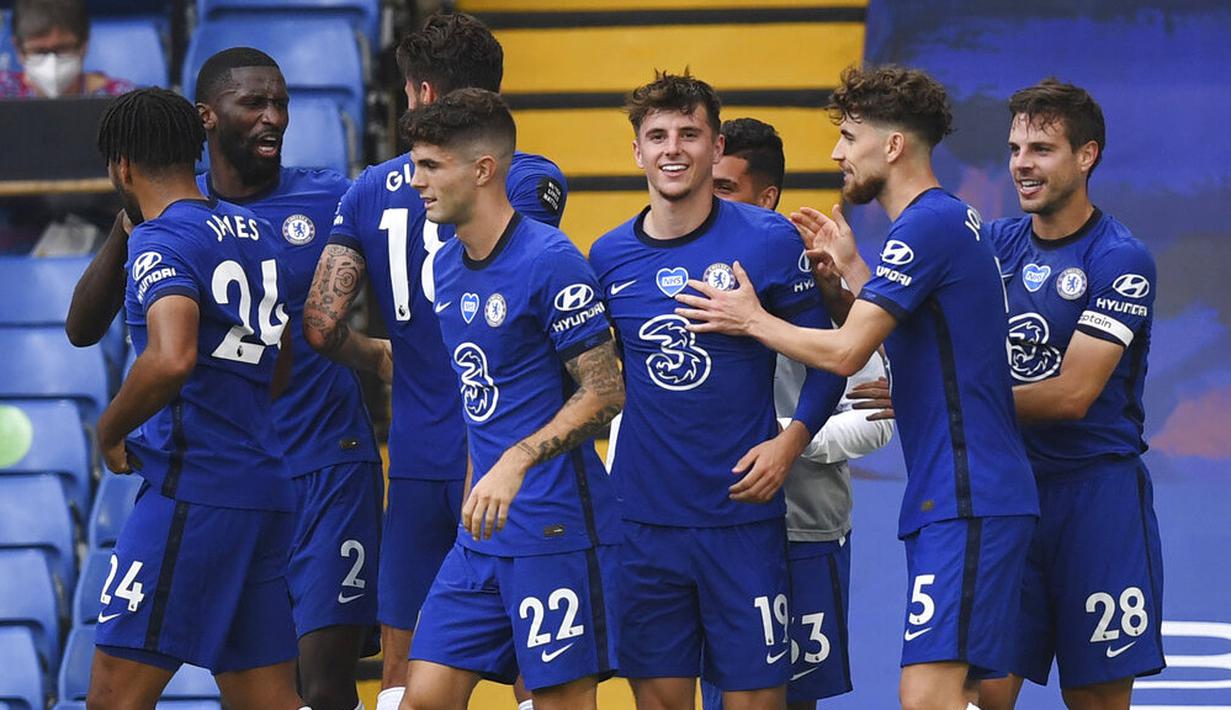 Para pemain Chelsea merayakan gol yang dicetak oleh Mason Mount ke gawang Wolverhampton Wanderers pada laga Premier League di Stadion Stamford Bridge, Minggu (26/7/2020). Chelsea menang dengan skor 2-0. (Daniel Leal-Olivas/Pool via AP)