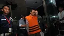 Rauf, ajudan Ketua DPRD Bangkalan, Fuad Amin Imron, keluar gedung KPK, Jakarta, Selasa (2/12/2014). (Liputan6.com/Miftahul Hayat)