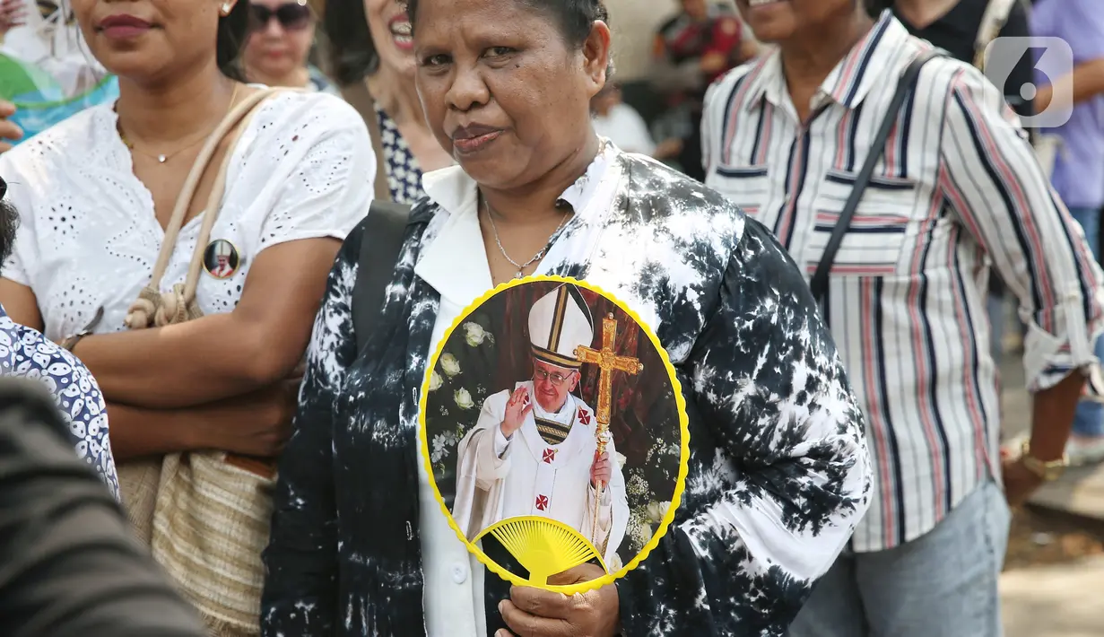 Mereka rela menunggu dari pagi hari untuk melihat Pemimpin Gereja Katolik Dunia sekaligus Kepala Negara Vatikan, Paus Fransiskus. (Liputan6.com/Angga Yuniar)