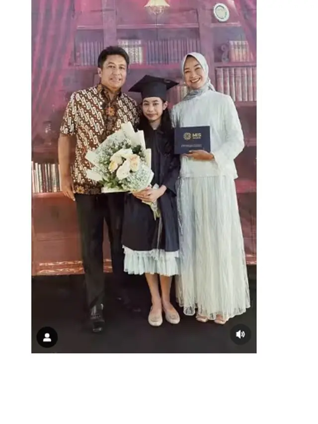 Potret 6 Artis Dampingi Anak Wisuda Kelulusan, Enggak Kalah Menawan