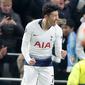 Penyerang Tottenham Hotspur, Son Heung Min berselebrasi setelah mencetak gol ke gawang Manchester City dalam leg pertama perempat final Liga Champions 2018-2019, di kandang sendiri, Rabu (10/4).  Tottenham menang atas Man City dengan skor tipis 1-0 berkat Son Heung-min. (AP/Frank Augstein)