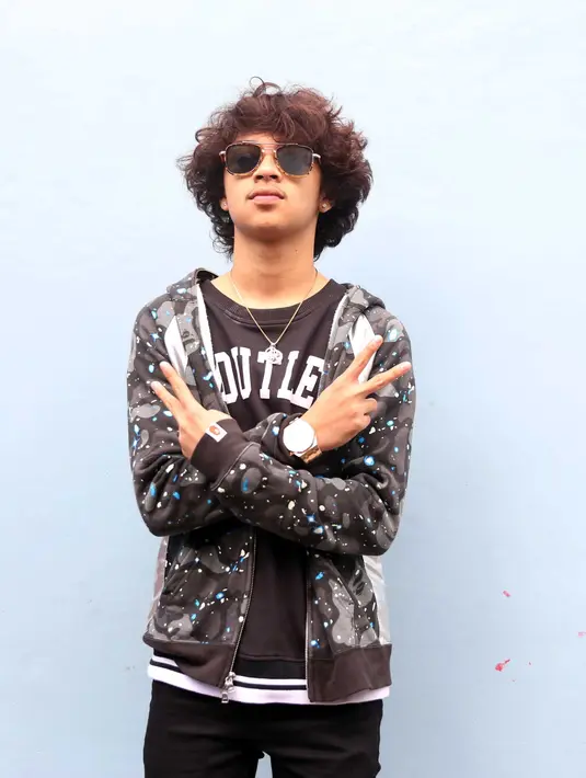 "Masihlah. Masa orang berpisah jadi musuh sih, nggak dong. Tetap jadi teman," ujar pria kelahiran Bandung 18 tahun silam ini. (Nurwahyunan/Bintang.com)