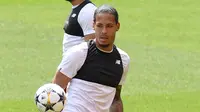 Bek Liverpool, Virgil van Dijk berusaha mengontrol bola saat sesi pelatihan di stadion Anfield, Inggris (21/5). Final Liga Champions antara Liverpool dan Real Madrid akan berlangsung di Stadion NSC Olimpiyskiy di Kiev. (AFP Photo/Paul Ellis)