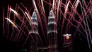 Kembang api menghiasi Menara Kembar Petronas saat perayaan malam Tahun Baru 2019 di Kuala Lumpur, Malaysia, Selasa (1/1). (AP Photo/Yam G-Jun)